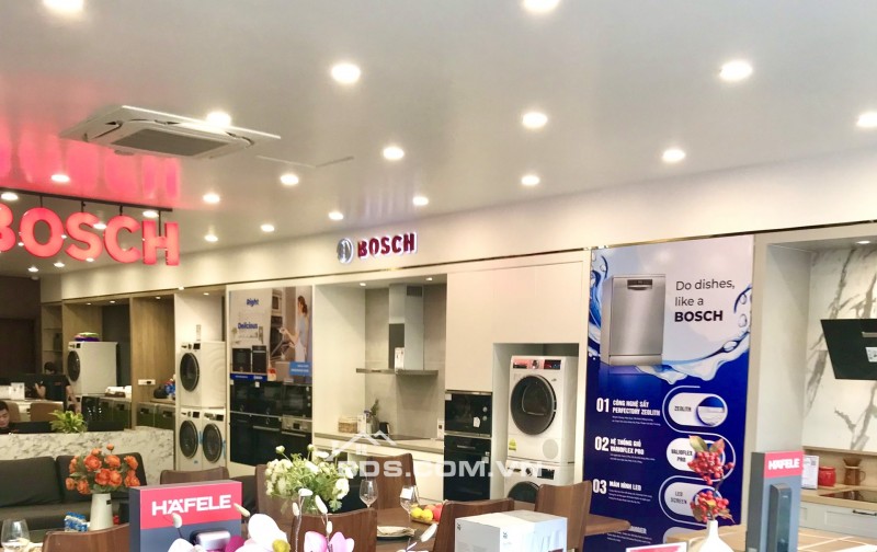 Bán Nhà Mặt Phố Hoàng Quốc Việt Showroom Mặt Tiền 8.4m 7 Tầng 3 thoáng  Giá 132 Tỷ TL